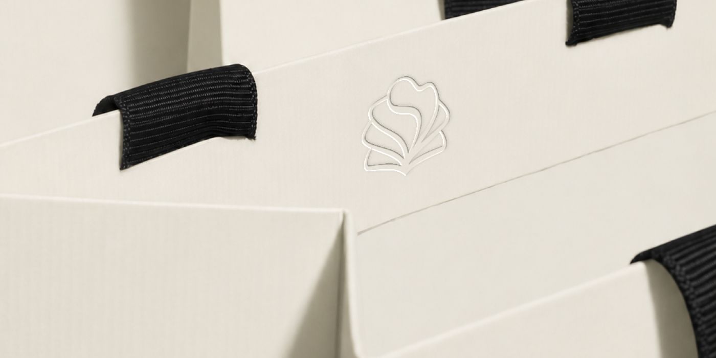 Shell logo design and luminous branding for a jewelry creator